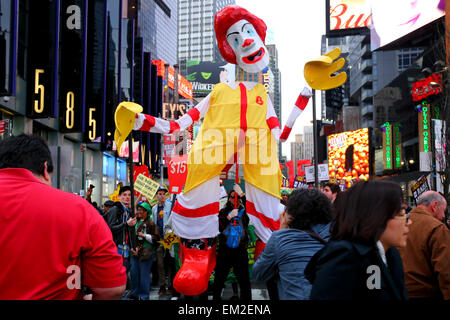 Aktivisten parade eine große "Ronnie McDonalds" Marionette an einem Kampf für $15-Demonstration am Times Square Stockfoto