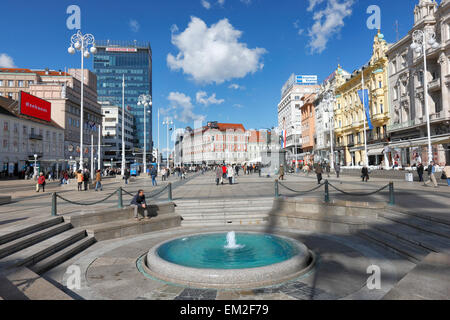 Zagreb-Jelacic-Platz und Brunnen Mandusevac vor. Stockfoto