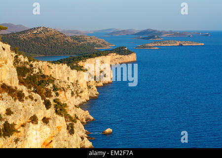 Insel Dugi Otok in Kroatien, Klippen und Kornati-Inseln auf der Rückseite Stockfoto