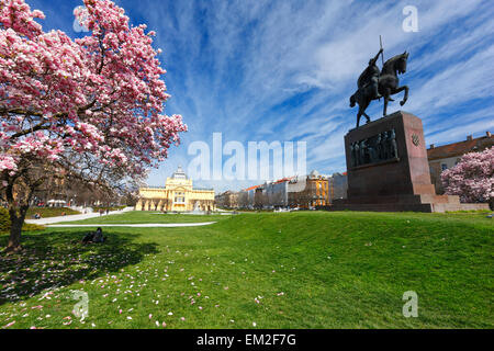 Zagreb, die König Tomislav Statue und Kunst-Pavillon im Frühjahr. Stockfoto