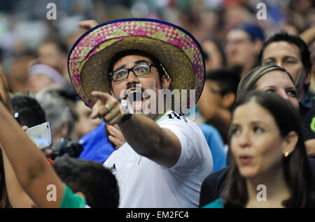 San Antonio, TX, USA. 15. April 2015. Ein Mexiko Team Fan Gesten von der Tribüne während einem Freundschaftsspiel Mittwoch, 15. April 2015 an der Alamodome in San Antonio, Texas. Die uns Männer Nationalmannschaft besiegte Mexiko, 2: 0. © Bahram Mark Sobhani/ZUMA Draht/Alamy Live-Nachrichten Stockfoto