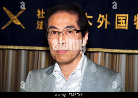 Shigeaki Koga besucht eine Pressekonferenz an der Foreign Correspondents Club of Japan am 16. April 2015, Tokio, Japan. Das ehemalige Ministerium für Wirtschaft, Handel und Industrie (METI) Bürokrat Thema freie Meinungsäußerung und Pressefreiheit in Japan. Im Februar beharrte Koga, daß wegen Druck Form der Regierung, die seine Kritik nicht mochte, war er aus den wichtigsten TV Asahi News Abendprogramm "Houdou Station" gezwungen wird. Er glaubt, dass dieser Druck auch in anderen Bereichen Medien angewendet wird, die Premierminister Abe Politik zu kritisieren. Koga sprach auch über seine eigene Zukunft Stockfoto