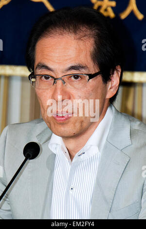 Shigeaki Koga spricht während einer Pressekonferenz der Foreign Correspondents Club of Japan am 16. April 2015, Tokio, Japan. Das ehemalige Ministerium für Wirtschaft, Handel und Industrie (METI) Bürokrat Thema freie Meinungsäußerung und Pressefreiheit in Japan. Im Februar beharrte Koga, daß wegen Druck Form der Regierung, die seine Kritik nicht mochte, war er aus den wichtigsten TV Asahi News Abendprogramm "Houdou Station" gezwungen wird. Er glaubt, dass dieser Druck auch in anderen Bereichen Medien angewendet wird, die Premierminister Abe Politik zu kritisieren. Koga sprach auch über seine eigene f Stockfoto