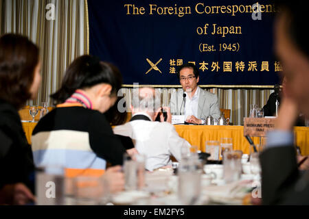 Shigeaki Koga spricht während einer Pressekonferenz der Foreign Correspondents Club of Japan am 16. April 2015, Tokio, Japan. Das ehemalige Ministerium für Wirtschaft, Handel und Industrie (METI) Bürokrat Thema freie Meinungsäußerung und Pressefreiheit in Japan. Im Februar beharrte Koga, daß wegen Druck Form der Regierung, die seine Kritik nicht mochte, war er aus den wichtigsten TV Asahi News Abendprogramm "Houdou Station" gezwungen wird. Er glaubt, dass dieser Druck auch in anderen Bereichen Medien angewendet wird, die Premierminister Abe Politik zu kritisieren. Koga sprach auch über seine eigene f Stockfoto