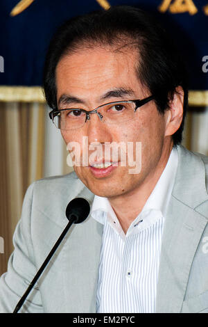 Shigeaki Koga spricht während einer Pressekonferenz der Foreign Correspondents Club of Japan am 16. April 2015, Tokio, Japan. Das ehemalige Ministerium für Wirtschaft, Handel und Industrie (METI) Bürokrat Thema freie Meinungsäußerung und Pressefreiheit in Japan. Im Februar beharrte Koga, daß wegen Druck Form der Regierung, die seine Kritik nicht mochte, war er aus den wichtigsten TV Asahi News Abendprogramm "Houdou Station" gezwungen wird. Er glaubt, dass dieser Druck auch in anderen Bereichen Medien angewendet wird, die Premierminister Abe Politik zu kritisieren. Koga sprach auch über seine eigene f Stockfoto