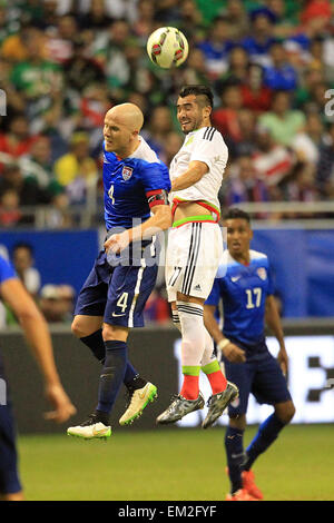 Texas, USA. 15. April 2015. US-Spieler Michael Bradley (L) wetteifert um den Ball mit Mario Osuna (R) von Mexiko während der internationalen Freundschaftsspiel statt im Alamodome Stadium in San Antonio, Texas, Vereinigte Staaten von Amerika, 15. April 2015. © Omar Vega/NOTIMEX/Xinhua/Alamy Live-Nachrichten Stockfoto