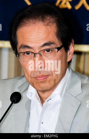 Shigeaki Koga besucht eine Pressekonferenz an der Foreign Correspondents Club of Japan am 16. April 2015, Tokio, Japan. Das ehemalige Ministerium für Wirtschaft, Handel und Industrie (METI) Bürokrat Thema freie Meinungsäußerung und Pressefreiheit in Japan. Im Februar beharrte Koga, daß wegen Druck Form der Regierung, die seine Kritik nicht mochte, war er aus den wichtigsten TV Asahi News Abendprogramm "Houdou Station" gezwungen wird. Er glaubt, dass dieser Druck auch in anderen Bereichen Medien angewendet wird, die Premierminister Abe Politik zu kritisieren. Koga sprach auch über seine eigene Zukunft Stockfoto