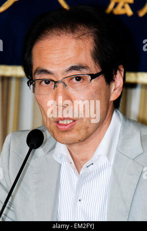 Shigeaki Koga spricht während einer Pressekonferenz der Foreign Correspondents Club of Japan am 16. April 2015, Tokio, Japan. Das ehemalige Ministerium für Wirtschaft, Handel und Industrie (METI) Bürokrat Thema freie Meinungsäußerung und Pressefreiheit in Japan. Im Februar beharrte Koga, daß wegen Druck Form der Regierung, die seine Kritik nicht mochte, war er aus den wichtigsten TV Asahi News Abendprogramm "Houdou Station" gezwungen wird. Er glaubt, dass dieser Druck auch in anderen Bereichen Medien angewendet wird, die Premierminister Abe Politik zu kritisieren. Koga sprach auch über seine eigene f Stockfoto