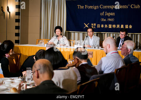 Shigeaki Koga spricht während einer Pressekonferenz der Foreign Correspondents Club of Japan am 16. April 2015, Tokio, Japan. Das ehemalige Ministerium für Wirtschaft, Handel und Industrie (METI) Bürokrat Thema freie Meinungsäußerung und Pressefreiheit in Japan. Im Februar beharrte Koga, daß wegen Druck Form der Regierung, die seine Kritik nicht mochte, war er aus den wichtigsten TV Asahi News Abendprogramm "Houdou Station" gezwungen wird. Er glaubt, dass dieser Druck auch in anderen Bereichen Medien angewendet wird, die Premierminister Abe Politik zu kritisieren. Koga sprach auch über seine eigene f Stockfoto