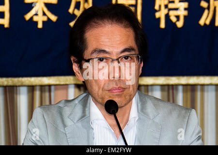 Shigeaki Koga besucht eine Pressekonferenz an der Foreign Correspondents Club of Japan am 16. April 2015, Tokio, Japan. Das ehemalige Ministerium für Wirtschaft, Handel und Industrie (METI) Bürokrat Thema freie Meinungsäußerung und Pressefreiheit in Japan. Im Februar beharrte Koga, daß wegen Druck Form der Regierung, die seine Kritik nicht mochte, war er aus den wichtigsten TV Asahi News Abendprogramm "Houdou Station" gezwungen wird. Er glaubt, dass dieser Druck auch in anderen Bereichen Medien angewendet wird, die Premierminister Abe Politik zu kritisieren. Koga sprach auch über seine eigene Zukunft Stockfoto