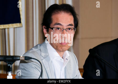 Shigeaki Koga besucht eine Pressekonferenz an der Foreign Correspondents Club of Japan am 16. April 2015, Tokio, Japan. Das ehemalige Ministerium für Wirtschaft, Handel und Industrie (METI) Bürokrat Thema freie Meinungsäußerung und Pressefreiheit in Japan. Im Februar beharrte Koga, daß wegen Druck Form der Regierung, die seine Kritik nicht mochte, war er aus den wichtigsten TV Asahi News Abendprogramm "Houdou Station" gezwungen wird. Er glaubt, dass dieser Druck auch in anderen Bereichen Medien angewendet wird, die Premierminister Abe Politik zu kritisieren. Koga sprach auch über seine eigene Zukunft Stockfoto