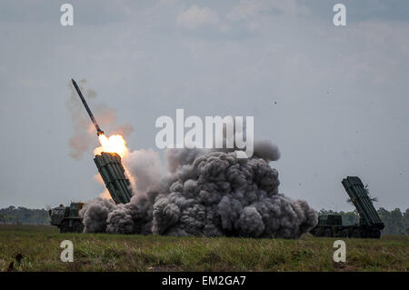 Apure, Venezuela. 15. April 2015. Eine BUK M2E russische gemacht Boden-Luft-Raketen-System von der Bolivarischen bewaffnet nationale Kraft (FANB) wird während des Manövers "2015 Sovereign Shield" in San Carlos del Meta Apure Staat Venezuela, am 15. April 2015 verwendet. Die FANB statt eine militärische Übung der Flak-Artillerie-Bohrer "2015 Sovereign Shield" mit der Teilnahme von 480 Militärangehörige nach Lokalpresse. © Boris Vergara/Xinhua/Alamy Live-Nachrichten Stockfoto