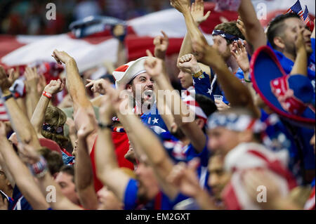 San Antonio, Texas, USA. 15. April 2015. USA-Fans feiern ein Tor während des Spiels zwischen Mexiko an der Alamodome. San Antonio, Texas. Bildnachweis: Cal Sport Media/Alamy Live-Nachrichten Stockfoto