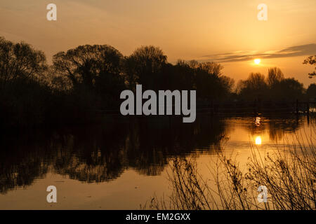 Themse, Berkshire, UK. 16. April 2015. UK-Wetter: Die Sonne geht über Old Windsor Wehr auf der Themse in Berkshire, Vereinigtes Königreich. Bildnachweis: Ed Brown/Alamy Live-Nachrichten Stockfoto