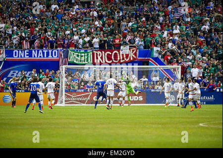 San Antonio, Texas, USA. 15. April 2015. Mexikos Cirilo Saucedo #12 verteidigt den Ball gegen die USA an der Alamodome. San Antonio, Texas. Bildnachweis: Cal Sport Media/Alamy Live-Nachrichten Stockfoto