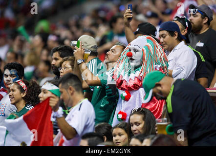 San Antonio, Texas, USA. 15. April 2015. Mexikos Fans in Aktion gegen USA Männer Fußball an der Alamodome. San Antonio, Texas. Bildnachweis: Cal Sport Media/Alamy Live-Nachrichten Stockfoto