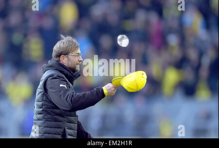 (Datei) - eine Archiv Bild, datiert 28. Februar 2015, zeigt der Trainer des Fußball Bundesligisten Borussia Dortmund (BVB), Juergen Klopp, während der BUndesliga-Fußball-Spiel Borussia Dortmund gegen FC Schalke 04 in Dortmund, Deutschland. Klopp hat BVB für die vorzeitige Auflösung seines Vertrages gebeten. Foto: Federico Gambarini/dpa Stockfoto