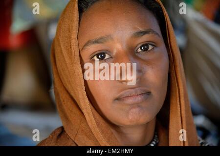 Junges Mädchen von einem nomadischen Stamm, tragen Kopfbedeckungen, Porträt, Bayuda Wüste, Karima, Nubia, Nord-Sudan, Sudan Stockfoto