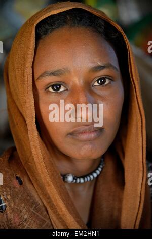 Junges Mädchen von einem nomadischen Stamm, tragen Kopfbedeckungen, Porträt, Bayuda Wüste, Karima, Nubia, Nord-Sudan, Sudan Stockfoto