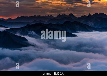 Allgäuer Berge mit Meer von Nebel bei Sonnenaufgang, Au, Bregenzerwald, Vorarlberg, Österreich Stockfoto