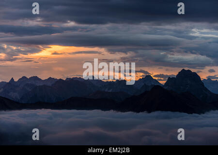 Allgäuer Berge mit Meer von Nebel bei Sonnenaufgang, Au, Bregenzerwald, Vorarlberg, Österreich Stockfoto