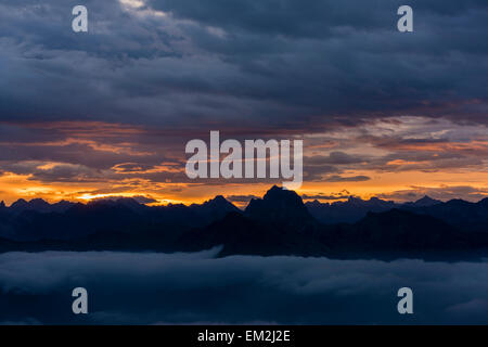 Allgäuer Berge mit Meer von Nebel bei Sonnenaufgang, Au, Bregenzerwald, Vorarlberg, Österreich Stockfoto