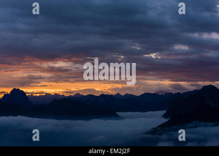 Allgäuer Berge mit Meer von Nebel bei Sonnenaufgang, Au, Bregenzerwald, Vorarlberg, Österreich Stockfoto