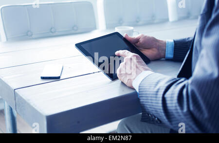 Geschäftsmann auf TabletPC Stockfoto
