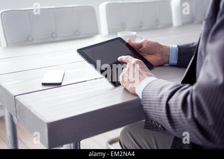 Geschäftsmann auf TabletPC Stockfoto
