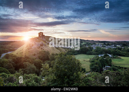 Burgruine Landschaft bei Sonnenaufgang mit Sunburst hinter Schloss Stockfoto