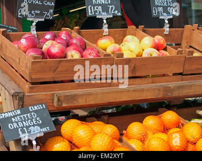 Äpfel und Orangen für den Verkauf auf einen Obst und Gemüse Stand in einem Straßenmarkt in einer Stadt Norfolk. Stockfoto