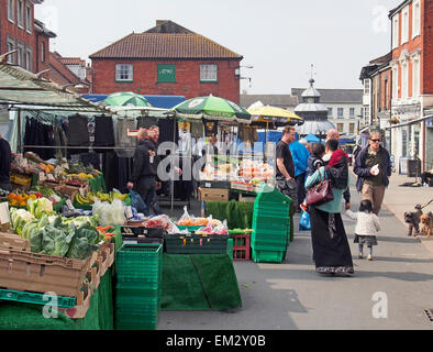 Obst und Gemüse Stände auf der Donnerstagsmarkt in den historischen Marktplatz von North Walsham, einer Kleinstadt in Norfolk. Stockfoto