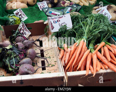 Karotten, rote Beete und andere Wurzelgemüse für Verkauf auf einem Markt in Norfolk Marktflecken stall Stockfoto