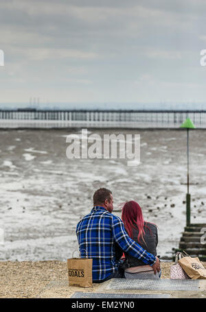 Ein paar entspannende am City Beach in Southend, Essex. Stockfoto