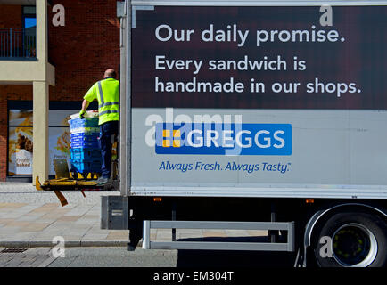 Mann entladen produzieren von Greggs Lieferwagen, England UK Stockfoto