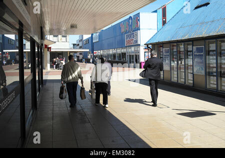 Shopper in Basildon Stadtzentrum. Stockfoto