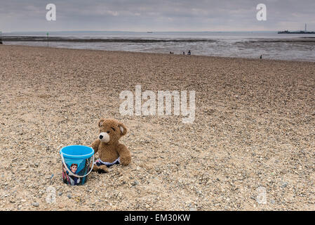 Ein Teddybär auf Jubilee Strand in Southend an einem bewölkten Tag. Stockfoto