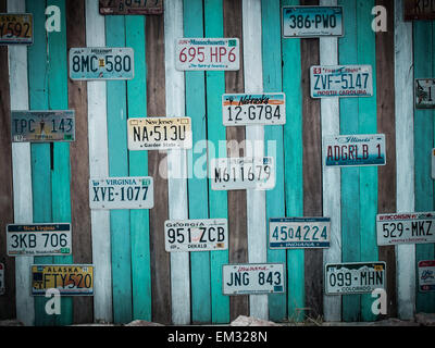 PRACHUAP KHIRI KHAN, THAILAND - 23. Februar 2015: Alte uns Auto Kennzeichen auf Holzwand in Hua Hin, Prachuap Khiri Khan, Thai Stockfoto