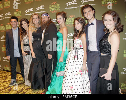 Las Vegas, Nevada, USA. 16. April 2015. Ente Commander CEO Willie Robertson,(headband) Frau Korie Robertson und Kinder (L-R) Will Robertson, Rebecca Robertson, Sadie Robertson, Bella Robertson, John Luke Robertson und seine Verlobte Mary Kate McEacharn besuchen die Opening Night der Duck Commander das Musical im Krone-Theater im Rio All-Suite Hotel & Casino am 15. April 2015 in Las Vegas, Nevada. Bildnachweis: Marcel Thomas/ZUMA Draht/Alamy Live-Nachrichten Stockfoto