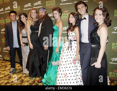 Las Vegas, Nevada, USA. 16. April 2015. Ente Commander CEO Willie Robertson,(headband) Frau Korie Robertson und Kinder (L-R) Will Robertson, Rebecca Robertson, Sadie Robertson, Bella Robertson, John Luke Robertson und seine Verlobte Mary Kate McEacharn besuchen die Opening Night der Duck Commander das Musical im Krone-Theater im Rio All-Suite Hotel & Casino am 15. April 2015 in Las Vegas, Nevada. Bildnachweis: Marcel Thomas/ZUMA Draht/Alamy Live-Nachrichten Stockfoto