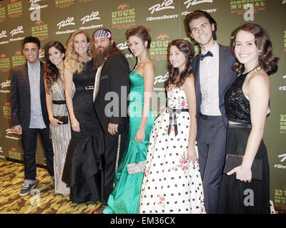 Las Vegas, Nevada, USA. 16. April 2015. Ente Commander CEO Willie Robertson,(headband) Frau Korie Robertson und Kinder (L-R) Will Robertson, Rebecca Robertson, Sadie Robertson, Bella Robertson, John Luke Robertson und seine Verlobte Mary Kate McEacharn besuchen die Opening Night der Duck Commander das Musical im Krone-Theater im Rio All-Suite Hotel & Casino am 15. April 2015 in Las Vegas, Nevada. Bildnachweis: Marcel Thomas/ZUMA Draht/Alamy Live-Nachrichten Stockfoto