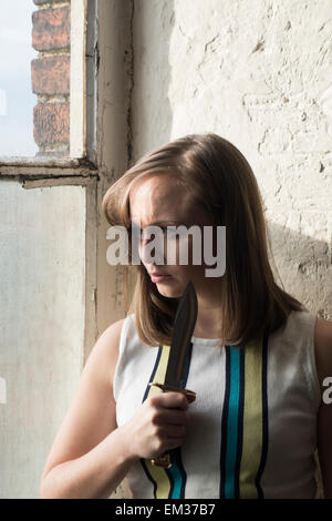 Böse Frau, die einen Dolch hält Stockfoto