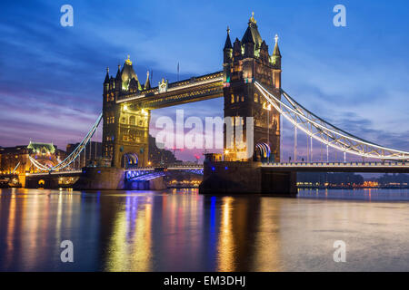 Berühmte Tower Bridge am Abend, London, England Stockfoto