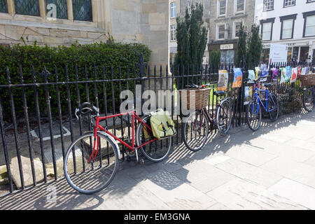 Fahrräder gegen kirchliche Geländer in Cambridge, UK Stockfoto