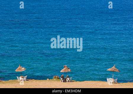 Cafe Sonnenschirme und Tische am Rand der Klippe am Plage Kap Spartel nahe Tanger; Marokko Stockfoto