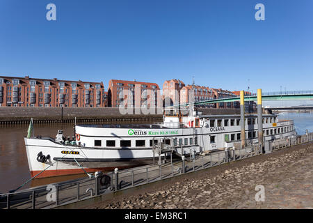 Alte Schiff Verankerung an der Weser in der Stadt Bremen, Deutschland Stockfoto