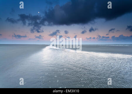 Mond über Nordseeküste, Niederlande Stockfoto