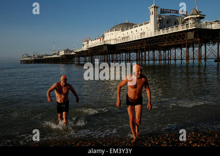 Brighton Swimming Club-Mitglieder erhalten aus dem Meer nach ein Morgen Bad in der Sonne von Pier von Brighton in East Sussex Stockfoto