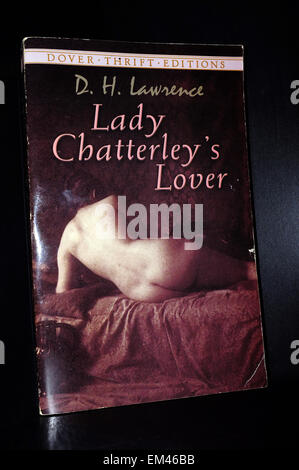 Die vordere Abdeckung des Lady Chatterley Liebhaber von D.H.Lawrence vor einem schwarzen Hintergrund fotografiert. Stockfoto