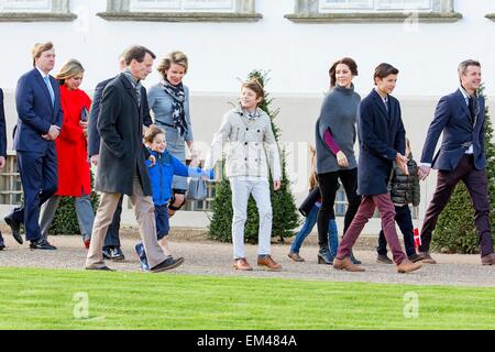 Fredensborg, Dänemark. 16. April 2015. König Carl Gustaf von Schweden, Großherzog Henri von Luxemburg, König Willem-Alexander und Maxima der Königin der Niederlande und König Philippe und Königin Mathilde von Belgien und Prinz Joachim Prinz Henrik und Prinz Felix, Kronprinzessin Mary, Prinz Nikolai und Kronprinz Frederik von Dänemark besuchen der Weckruf für Königin Margrethe 75. Geburtstag in Fredensborg, Dänemark, 16. April 2015. Foto: Patrick van Katwijk / POINT DE VUE OUT - NO WIRE SERVICE-/ Dpa/Alamy Live News Stockfoto